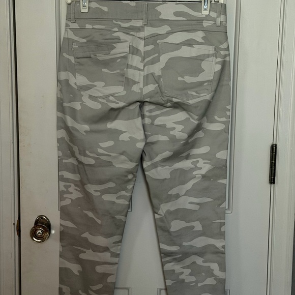 Democracy Women’s Camouflage Pants Size 10 Zipper Pockets Ab Solution Stretch - Picture 3 of 3